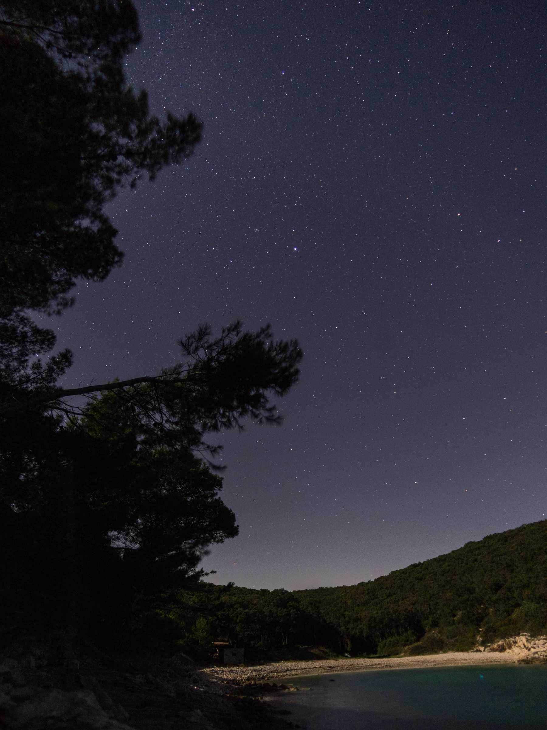 Ein Strand in sternklarer Nacht