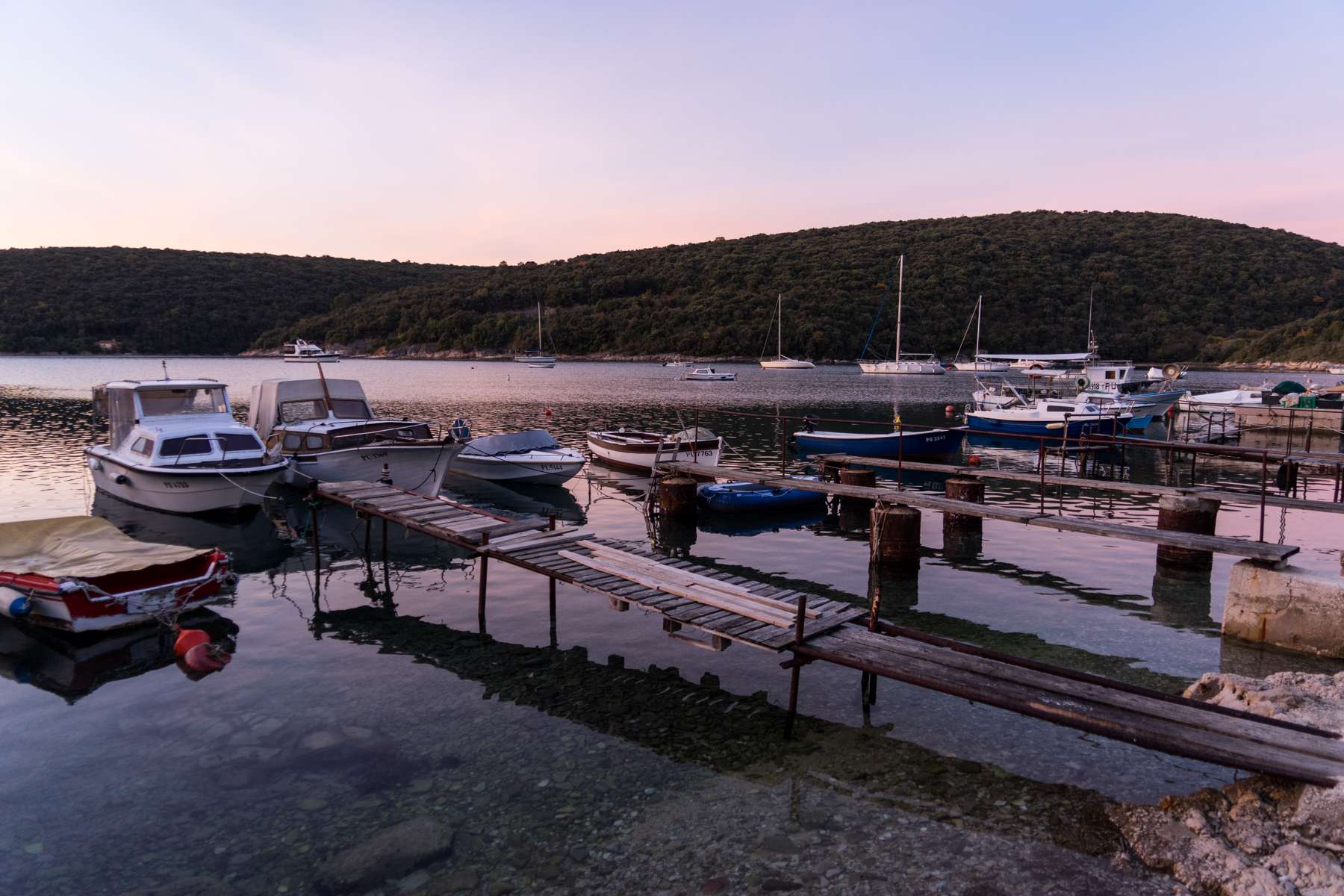 Der Hafen von Krnica in der Morgendämmerung