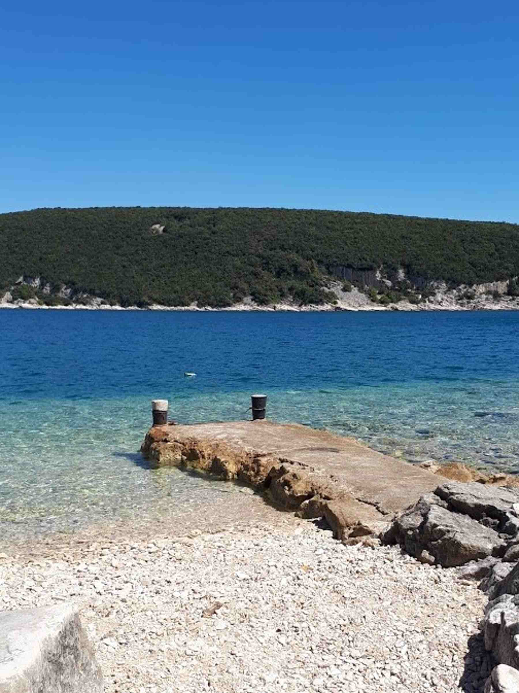Ein naher Strand mit blauem klaren Wasser